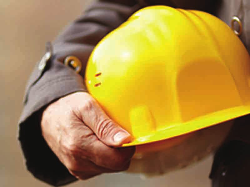 Sarı baret tutan işçi